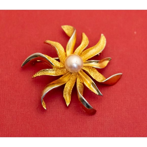 Vintage Gold Tone Flower Brooch by Oleg Cassini 1964 - F2 - Picture 1 of 3